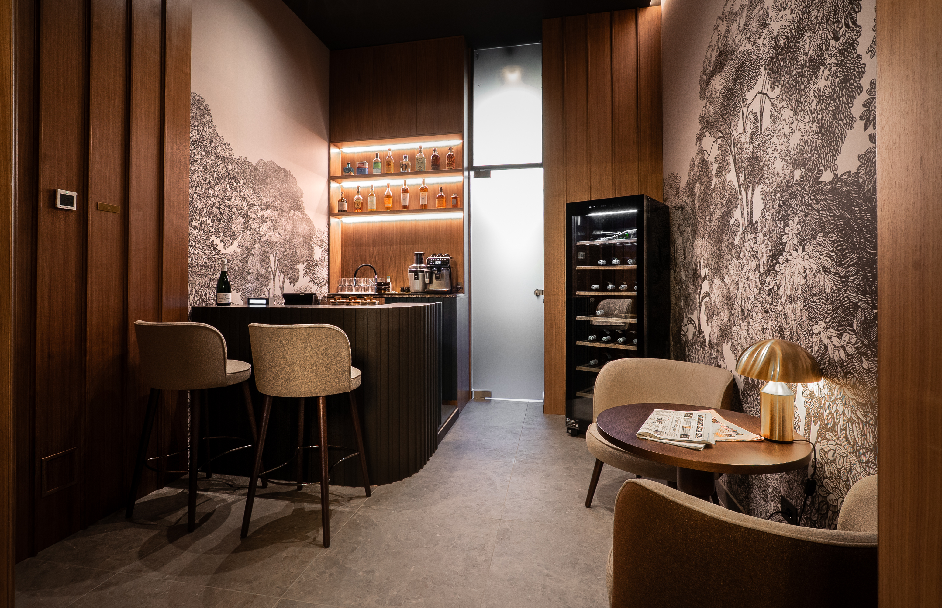 Sala barberia con luce naturale dalla vetrata